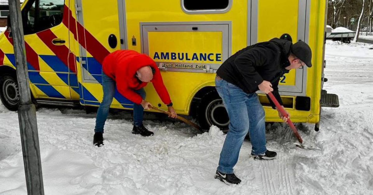 Vrouw gered uit sneeuw, ambulance in de problemen, maar spontaan door omstanders geholpen