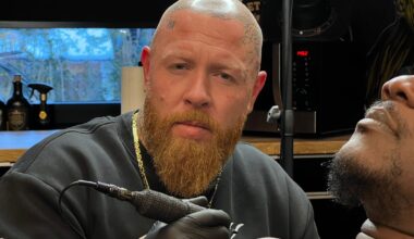 Zingende tatoeëerder uit Rotterdam gaat viraal met Nederlandstalige covers - Rijnmond