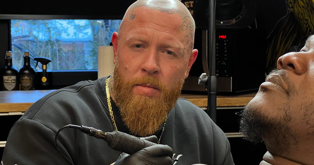 Zingende tatoeëerder uit Rotterdam gaat viraal met Nederlandstalige covers - Rijnmond