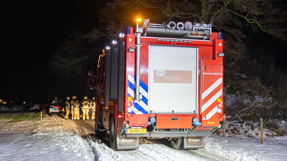Hulpdiensten in Ommen in de buurt van de plek waar het ongeluk gebeurde, vanavond.