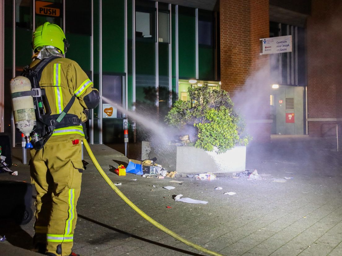 Brandweer blust brandje in plantenbak
