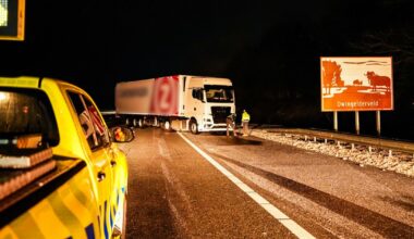 Vrachtwagen geschaard op A28 bij Dwingeloo