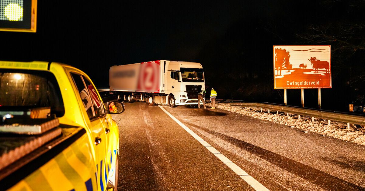 Vrachtwagen geschaard op A28 bij Dwingeloo