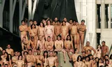 De Amerikaan Spencer Tunick zette in maart naakte Venezolanen op de foto bij het standbeeld van Simón Bolívar in Caracas. Historici kritiseren de wijze waarop president Hugo Chávez de 19de-eeuwse onafhankelijkheidsstrijder gebruikt voor politieke retoriek. (Foto Reuters)      Volunteer participants pose naked during a photo session with U.S. photographer Spencer Tunick near a statue of Venezuela's national hero Simon Bolivar in Caracas March 19, 2006. REUTERS/Jorge Silva