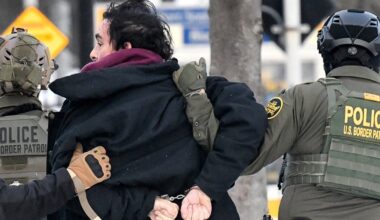 ICE-agenten arresteren een demonstrant in Minnesota, de staat waar Renee Good eerder werd doodgeschoten