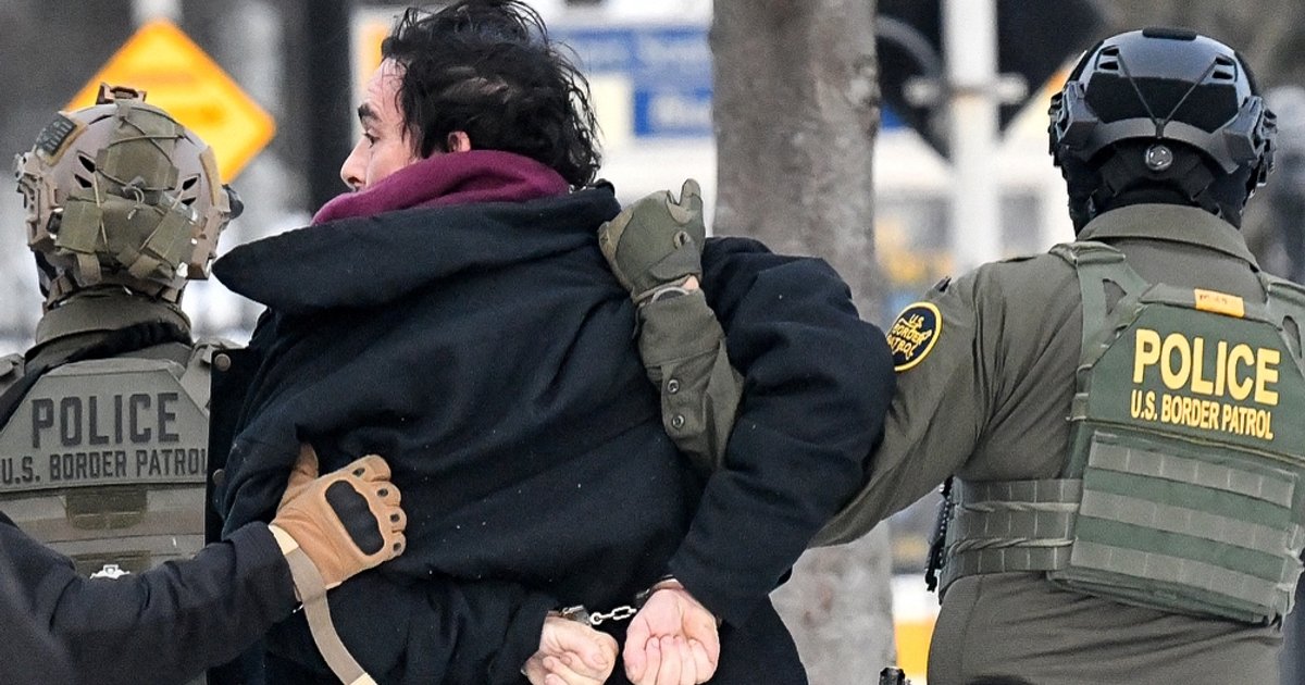 ICE-agenten arresteren een demonstrant in Minnesota, de staat waar Renee Good eerder werd doodgeschoten