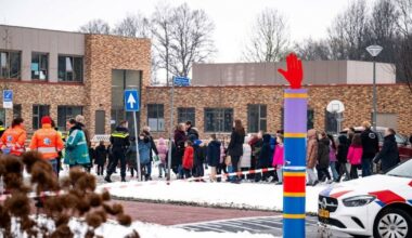 Bommelding op woonlocatie in Eelde en school in Emmen