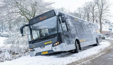 Streekbus raakt van de weg bij Peest