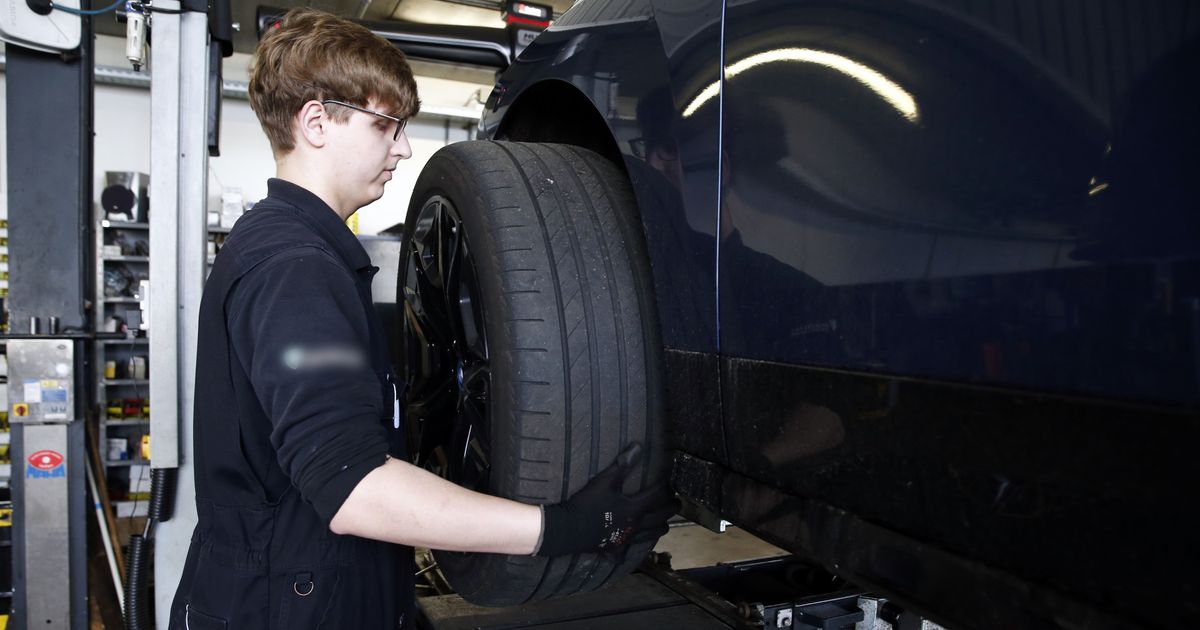 Garagehouders draaien overuren door run op winterbanden: 'Hebt u een momentje?' - Omroep West