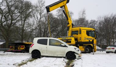 Auto van de weg bij Opeinde | Omrin rijdt weer uit