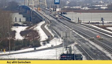Geschaarde vrachtwagen op A27, Baarnaar (67) raakt gewond - RTV Utrecht