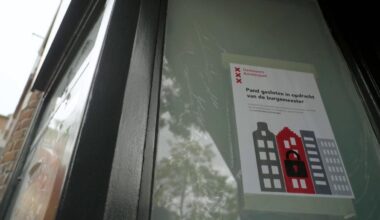 Politie vindt boksbeugels en flinke hoeveelheid designerdrugs en pijnstillers in bergingen