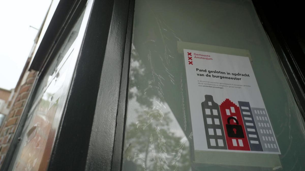 Politie vindt boksbeugels en flinke hoeveelheid designerdrugs en pijnstillers in bergingen