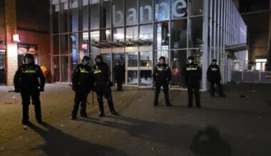 Opnieuw onrustige jaarwisseling met ME-inzetten verspreid door de stad - AT5