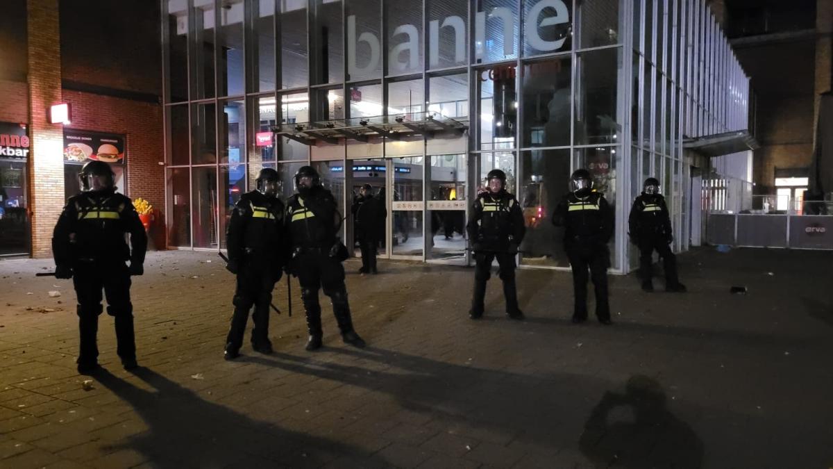 Opnieuw onrustige jaarwisseling met ME-inzetten verspreid door de stad - AT5