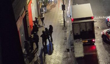 Gewapende man in supermarkt Gulden Winckelplantsoen, arrestatieteam grijpt in - AT5