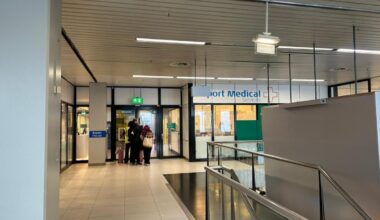 Reizigers onwel in lange wachtrijen op druk Schiphol