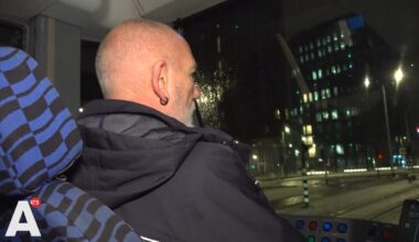 Dit zijn de nightriders van het GVB die de trambaan 's nachts ijs- en sneeuwvrij houden