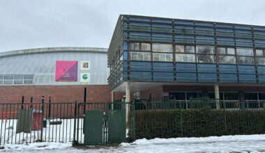 Lely Lyceum in Zuidoost dicht vanwege gevaar door sneeuw op dak