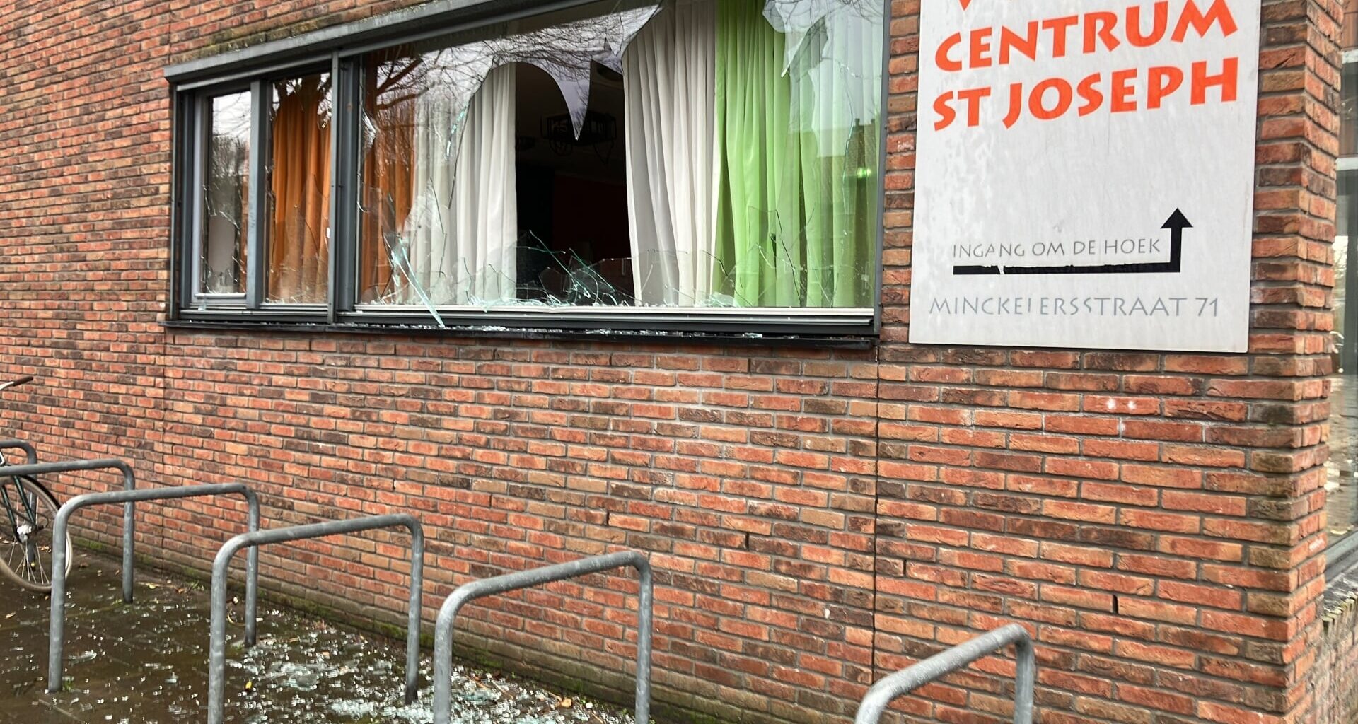 Schade enorm bij wijkcentrum in Hilversum-Oost na vernielingen jaarwisseling: ‘Het lijkt wel een warzone’ - Hilversum Nieuws