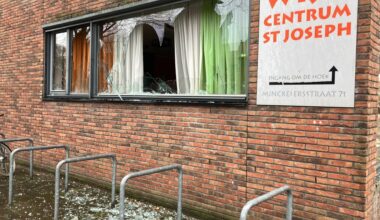 Schade enorm bij wijkcentrum in Hilversum-Oost na vernielingen jaarwisseling: ‘Het lijkt wel een warzone’ - Hilversum Nieuws