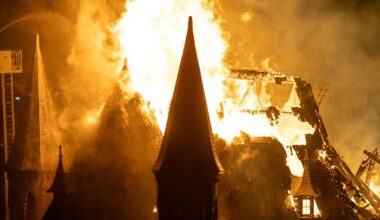 Vondelkerk niet meer te redden, brandweer nog uren bezig met blussen