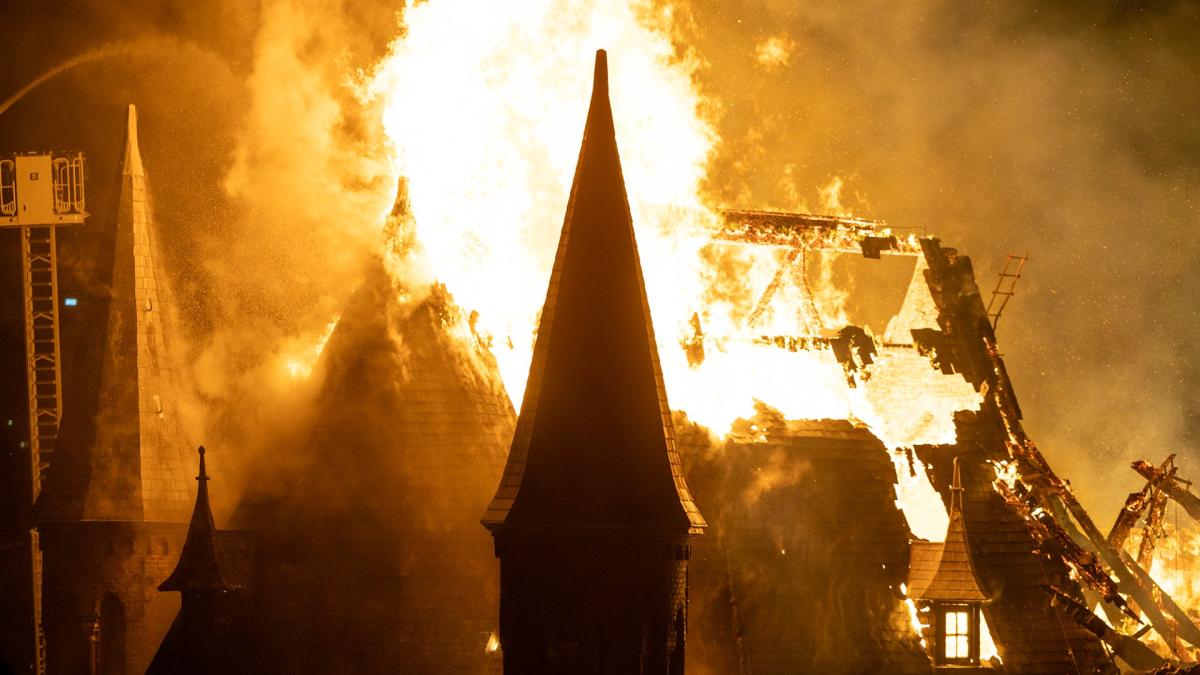 Vondelkerk niet meer te redden, brandweer nog uren bezig met blussen