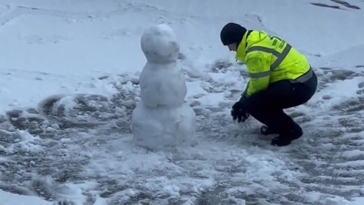 Medewerker Schiphol maakt sneeuwpop naast vliegtuig en daar is niet iedereen blij mee