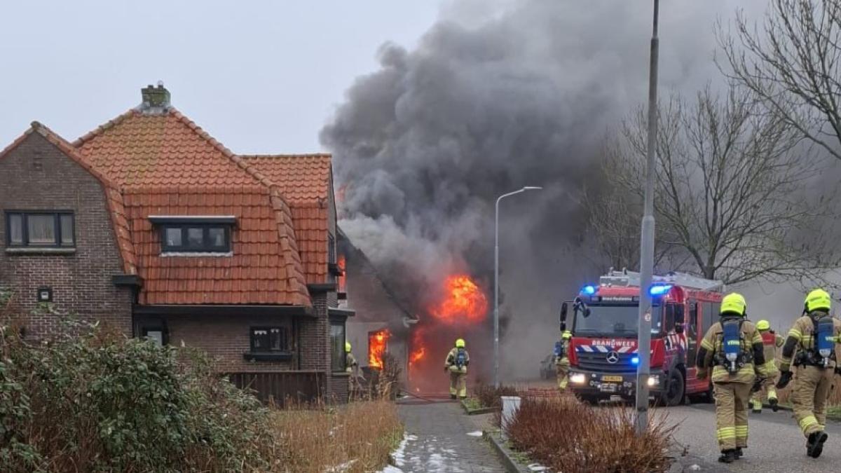 Grote brand in Oudesluis verwoest twee woningen