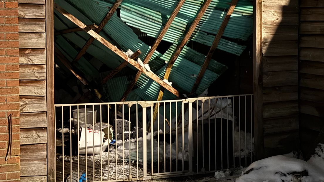 Dak van overkapping ingestort in Holten.