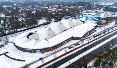 IJsbaan De Scheg dicht om sneeuw die van dak valt, Borne sluit sporthallen