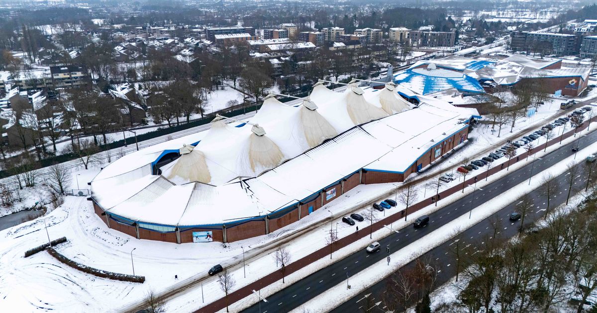 IJsbaan De Scheg dicht om sneeuw die van dak valt, Borne sluit sporthallen