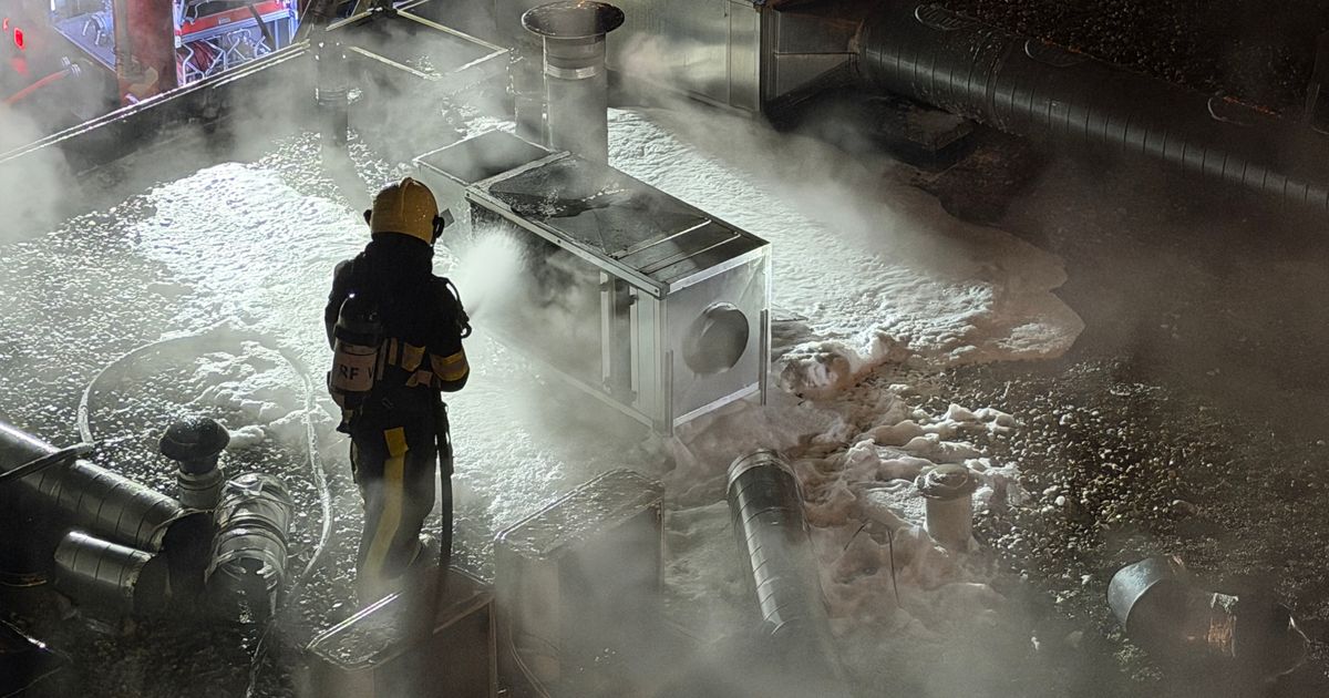 Brand op dak van restaurant in Heerenveen | Fietser gewond bij aanrijding met vrachtwagen in Sint Annaparochie