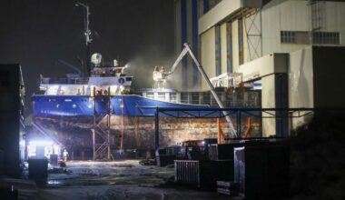 Grote brand op schip in Harlingen