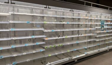 Lege schappen in sommige supermarkten door winterweer