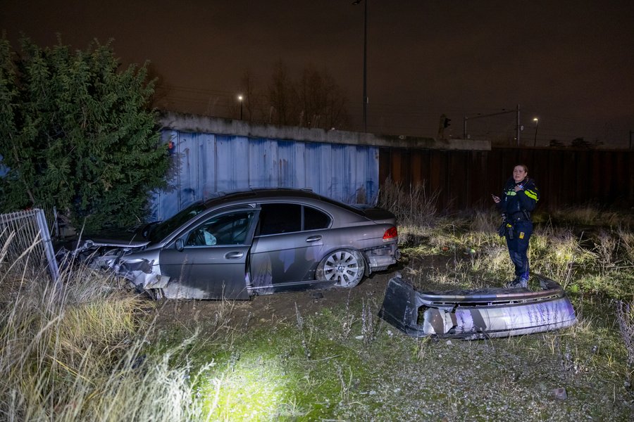 Automobilist maakt duikvlucht vanaf Vulcaanweg