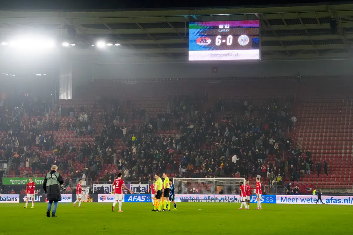 Extreem pijnlijk: Ajax-speler gooit shirt in uitvak, maar krijgt hem gelijk terug