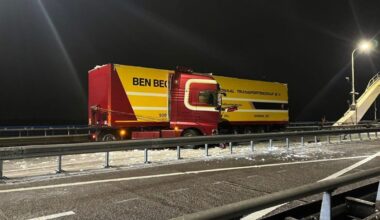 Snelweg nog uren dicht na ongeluk met geschaarde vrachtwagen - Rijnmond