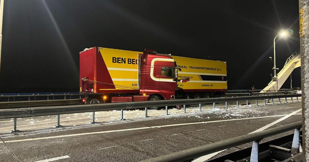 Snelweg nog uren dicht na ongeluk met geschaarde vrachtwagen - Rijnmond