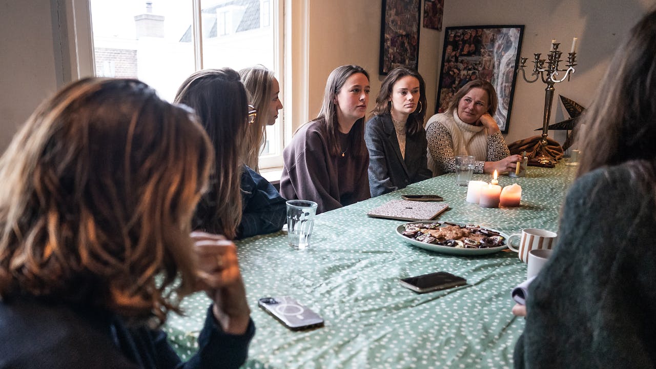 Met bedankfilmpje én coöperatie wil Utrechts corps studentenhuizen redden van verkoop - Het Financieele Dagblad