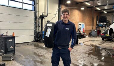 Zomerbanden eraf, winterbanden erop: topdrukte bij Zwolse garage door sneeuwval - RTV Oost