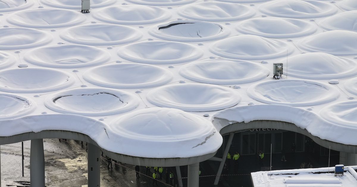 Stationsplein Utrecht afgesloten vanwege sneeuw op Bollendak - RTV Utrecht