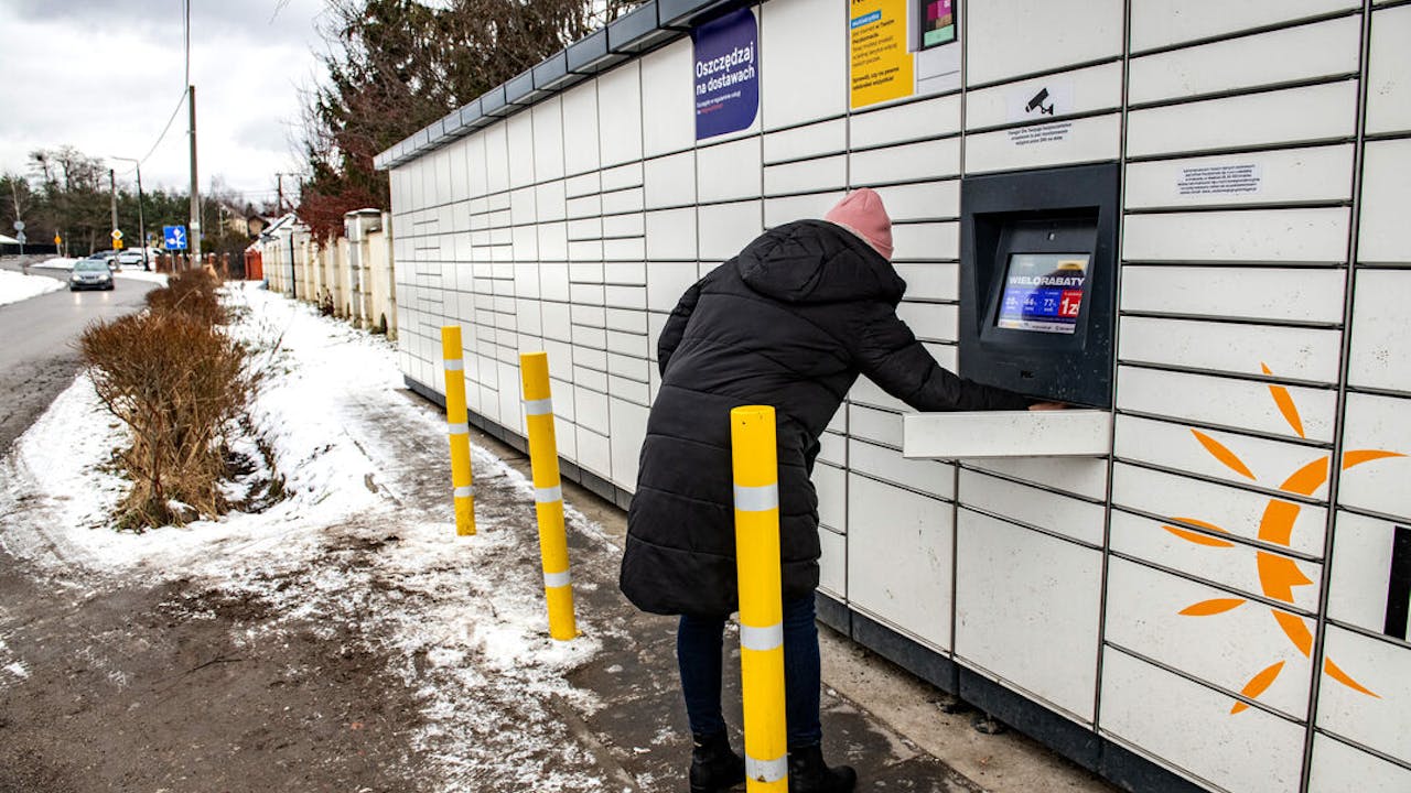 Aandeel pakketkluizen­bedrijf InPost knalt omhoog na overnamebod - Het Financieele Dagblad
