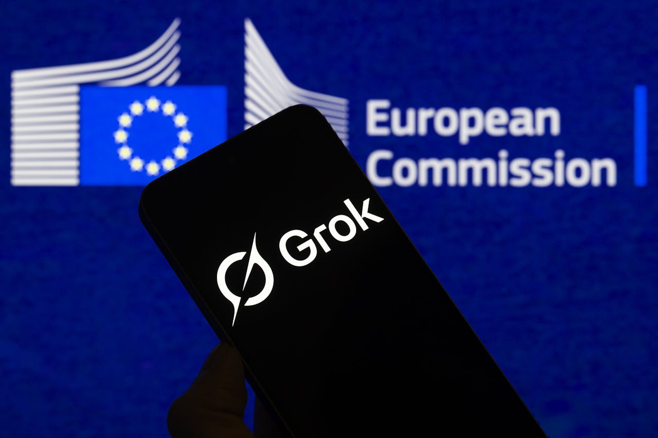 Grok weet het boze oog van Brussel op zich gevestigd.