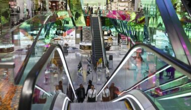 Saks Fifth Avenue vraagt surseance aan na dure overname in moeilijke luxemarkt - Het Financieele Dagblad