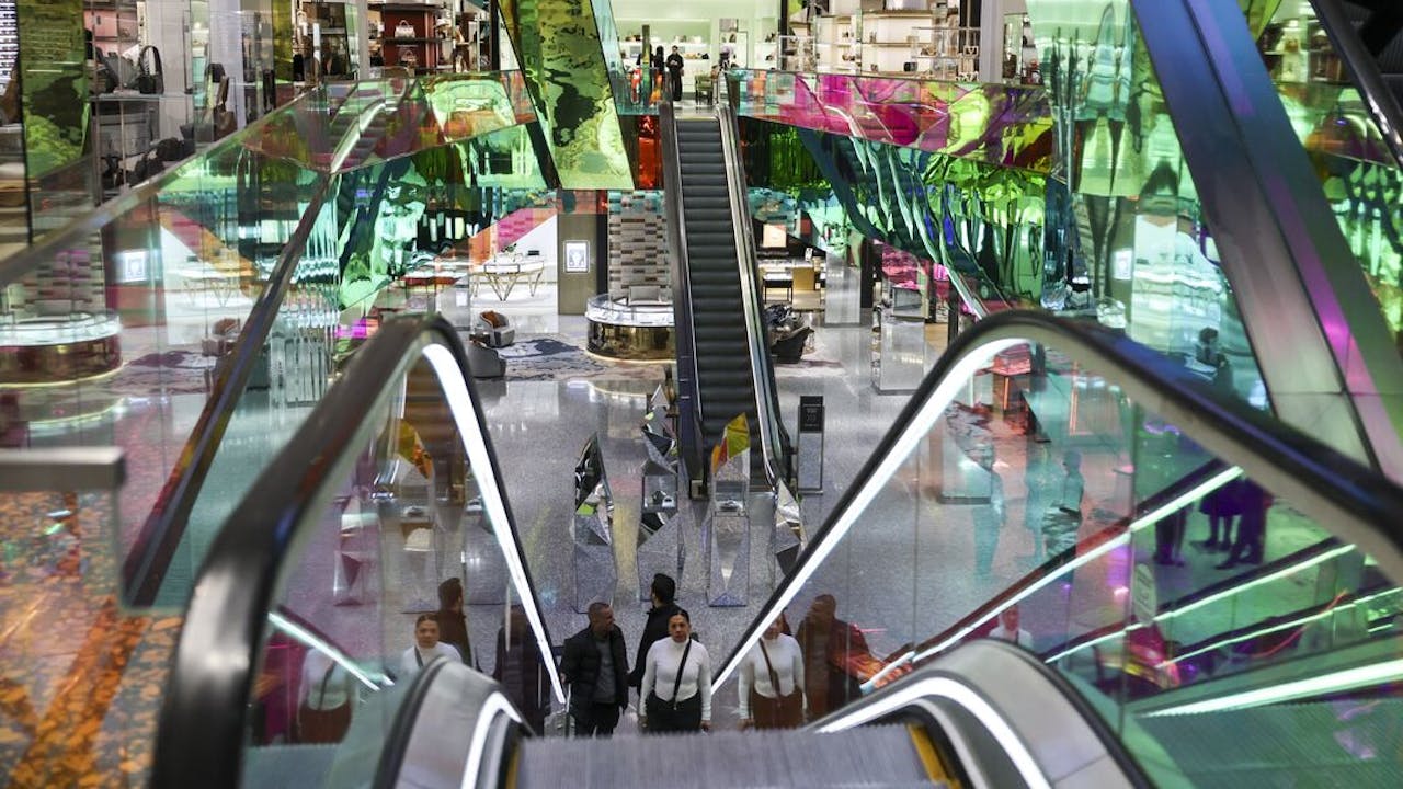 Saks Fifth Avenue vraagt surseance aan na dure overname in moeilijke luxemarkt - Het Financieele Dagblad