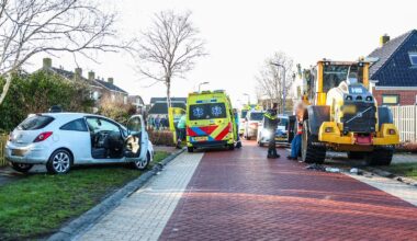 Gewonden bij botsing tussen shovel en auto in Delfstrahuizen | Inbraken in het noordoosten