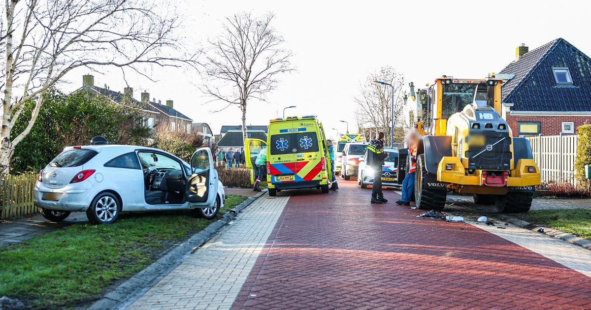 Gewonden bij botsing tussen shovel en auto in Delfstrahuizen | Inbraken in het noordoosten