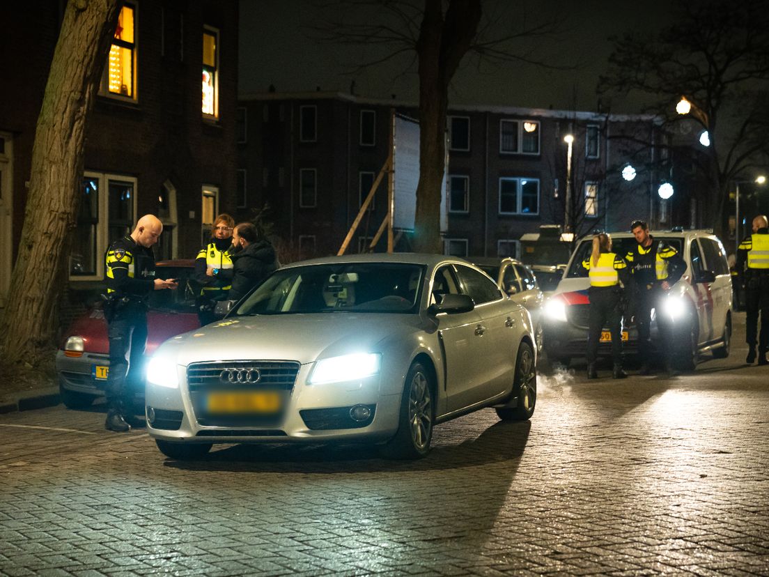 De politie neemt een auto in beslag nadat de bestuurder vermoedelijk een knalpatroon afvuurde
