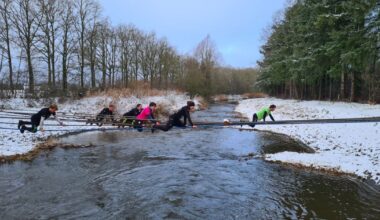 In kou en sneeuw leggen honderden deelnemers loodzwaar parcours af - Omroep Gelderland